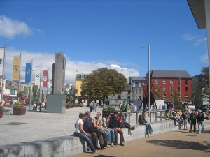 800px-An_Fhaiche_MhC3B3r2C_Gaillimh_-_Eyre_Square2C_Galway